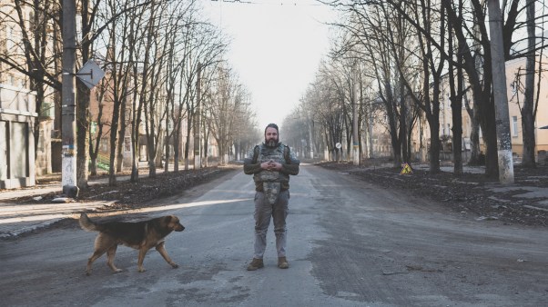 Brad Hendrickson with a lost dog in Bakhmut.